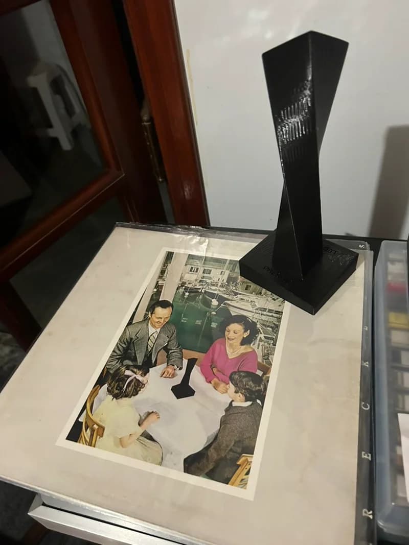 The Object na estante de Vicente P.