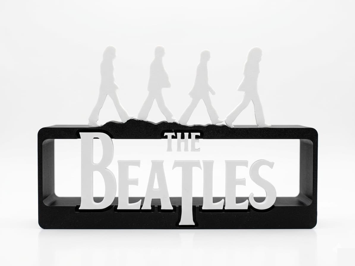The Beatles - Vista frontal da escultura 3D com logo e silhuetas