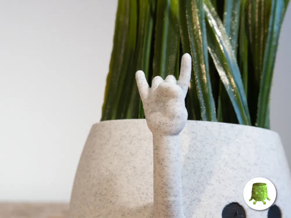 Detalhe da mão do Vaso Carinha do Rock fazendo sinal do metal