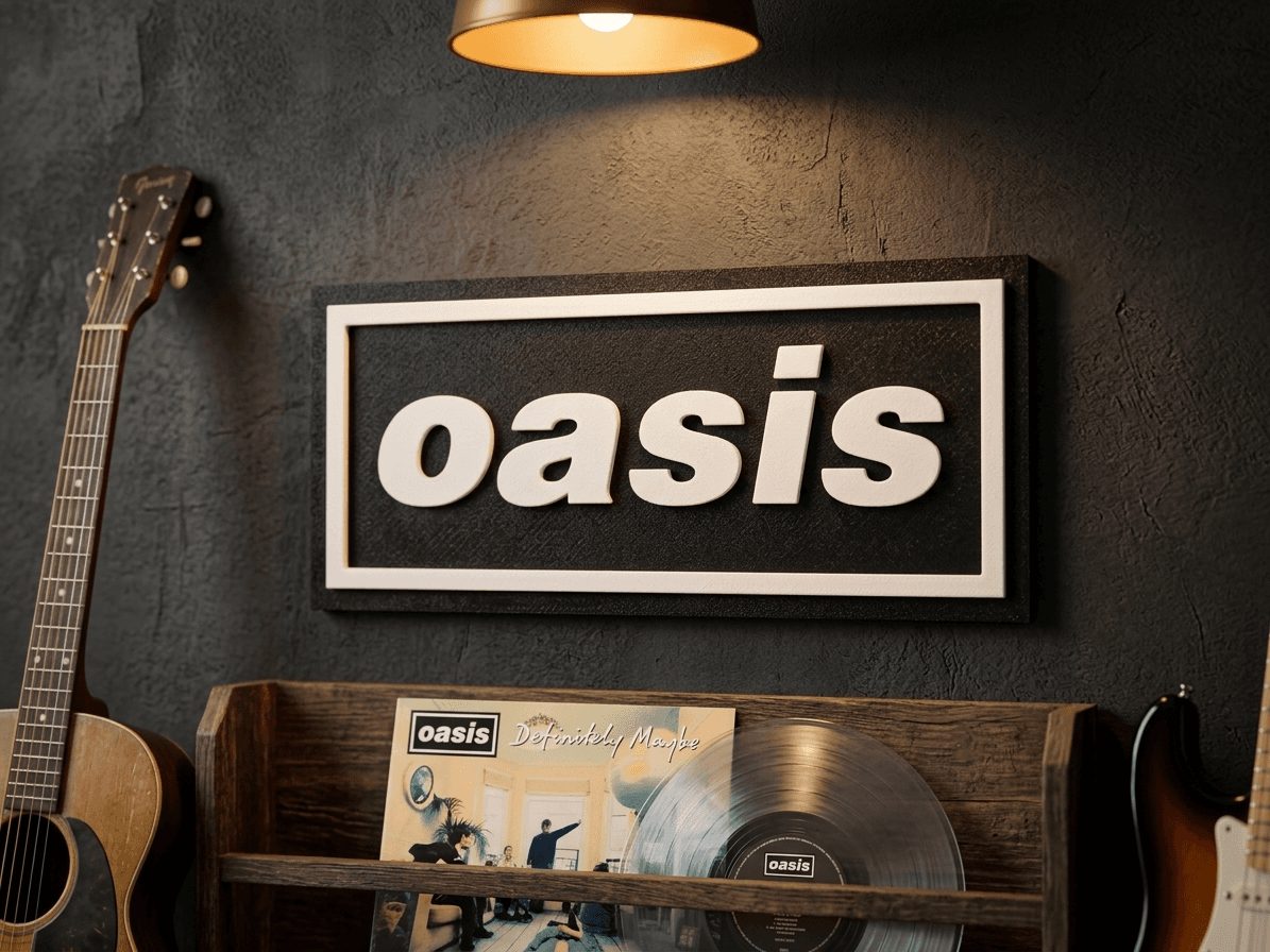 Placa Oasis montada na parede ao lado de disco de vinil e guitarra