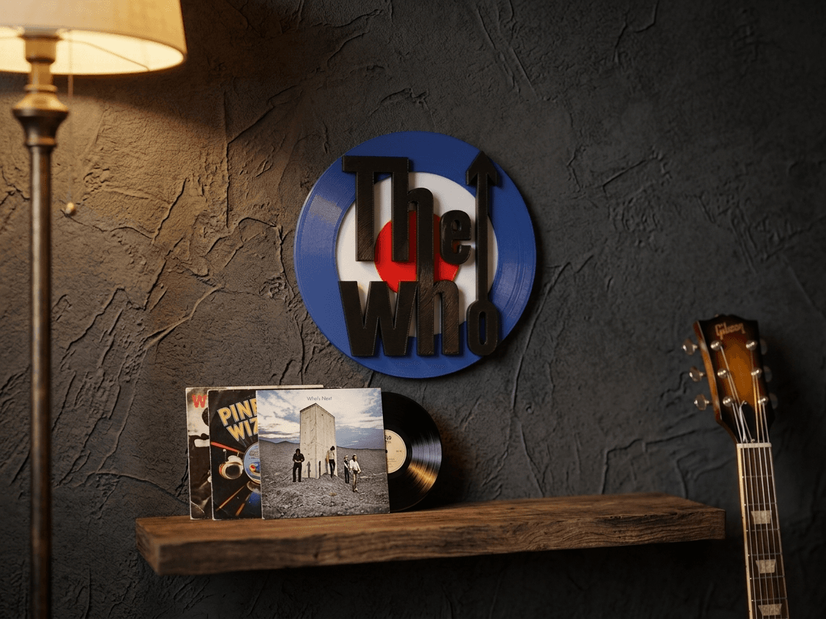 Placa The Who montada na parede ao lado de disco de vinil e guitarra