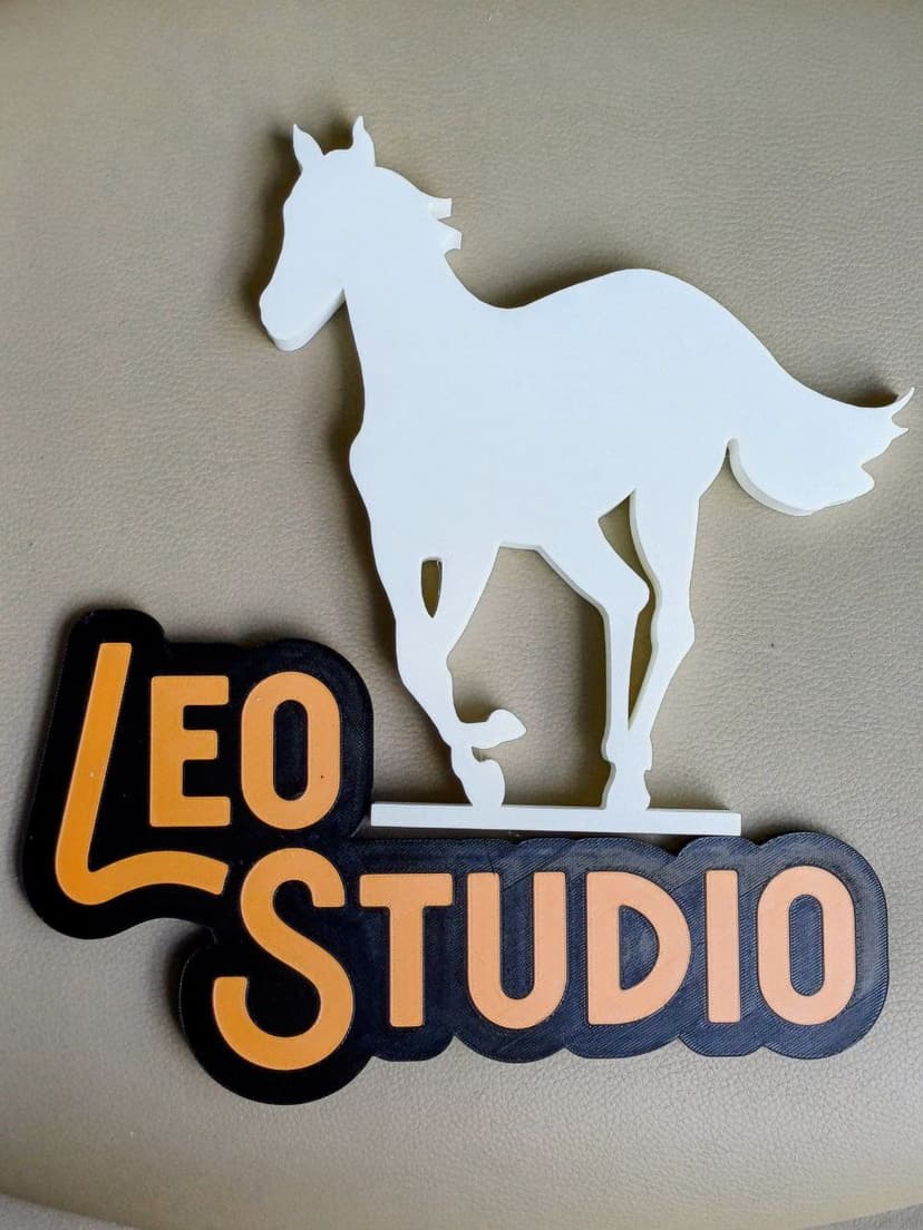 White Pony - Estatueta com logo